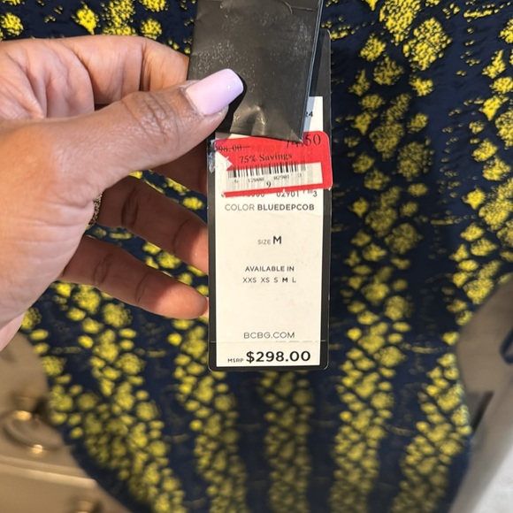 BCBG dress bodycon style. NWT never worn. Blue and yellow pattern - Picture 2 of 4